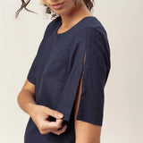 Blusa Tulipa de Linho e Viscose FSC™ Azul Escuro. Compre online moda sustentável e atemporal na Minimadeia, marca slow fashion de roupas femininas. Foto produto MAR26 07