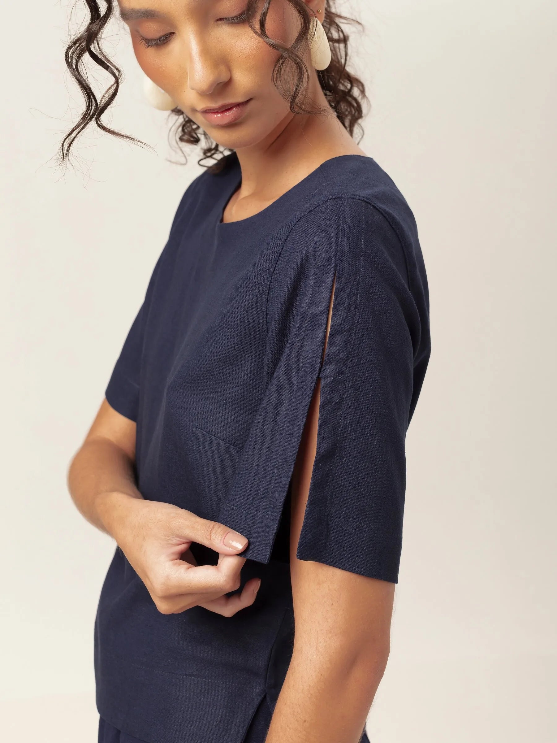 Blusa Tulipa de Linho e Viscose FSC™ Azul Escuro. Compre online moda sustentável e atemporal na Minimadeia, marca slow fashion de roupas femininas. Foto produto MAR26 07