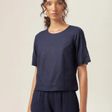 Blusa Tulipa de Linho e Viscose FSC™ Azul Escuro. Compre online moda sustentável e atemporal na Minimadeia, marca slow fashion de roupas femininas. Foto produto MAR26 08