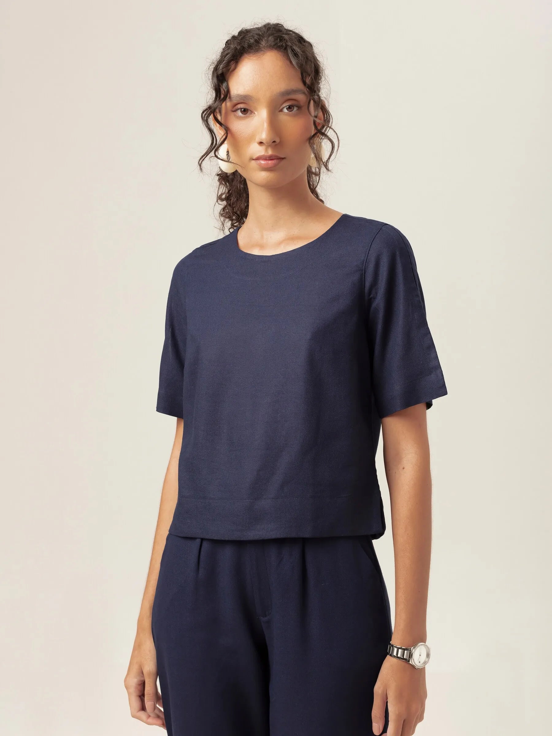 Blusa Tulipa de Linho e Viscose FSC™ Azul Escuro. Compre online moda sustentável e atemporal na Minimadeia, marca slow fashion de roupas femininas. Foto produto MAR26 08