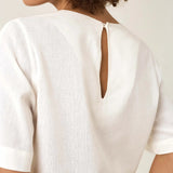 Blusa Alfaiataria Tulipa de Linho e Viscose FSC™ Branca Off White. Compre online moda sustentável e atemporal na Minimadeia, marca slow fashion de roupas femininas. Foto produto ABR25 05
