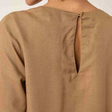 Blusa Alfaiataria Tulipa de Linho e Viscose FSC™ Marrom Claro. Compre online moda sustentável e atemporal na Minimadeia, marca slow fashion de roupas femininas. Foto produto ABR25 02