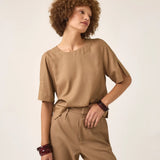 Blusa Alfaiataria Tulipa de Linho e Viscose FSC™ Marrom Claro. Compre online moda sustentável e atemporal na Minimadeia, marca slow fashion de roupas femininas. Foto produto ABR25 03