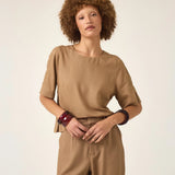 Blusa Alfaiataria Tulipa de Linho e Viscose FSC™ Marrom Claro. Compre online moda sustentável e atemporal na Minimadeia, marca slow fashion de roupas femininas. Foto produto ABR25 04