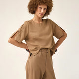 Blusa Alfaiataria Tulipa de Linho e Viscose FSC™ Marrom Claro. Compre online moda sustentável e atemporal na Minimadeia, marca slow fashion de roupas femininas. Foto produto ABR25 06