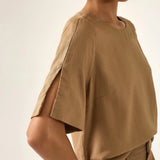 Blusa Alfaiataria Tulipa de Linho e Viscose FSC™ Marrom Claro. Compre online moda sustentável e atemporal na Minimadeia, marca slow fashion de roupas femininas. Foto produto ABR25 07