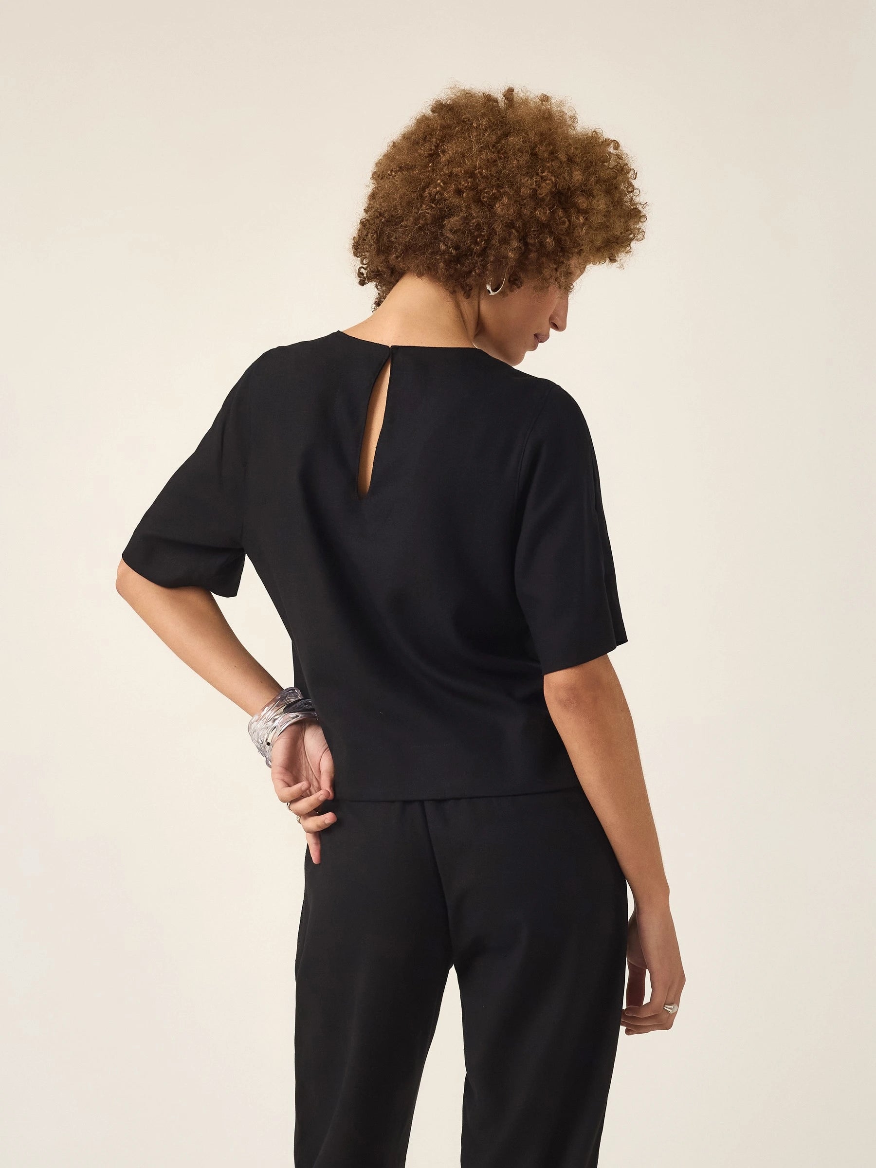 Blusa Alfaiataria Tulipa de Linho e Viscose FSC™ Preta. Compre online moda sustentável e atemporal na Minimadeia, marca slow fashion de roupas femininas. Foto produto ABR25 05