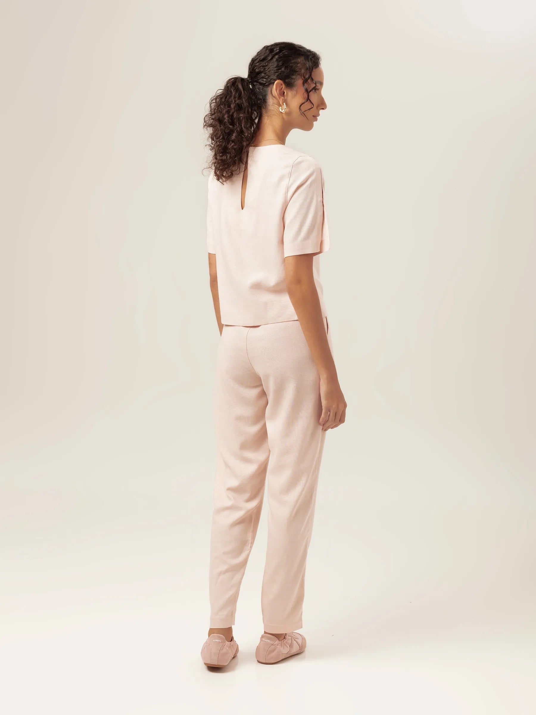 Blusa Tulipa de Linho e Viscose FSC™ Rosa Claro. Compre online moda sustentável e atemporal na Minimadeia, marca slow fashion de roupas femininas. Foto produto MAR26 04