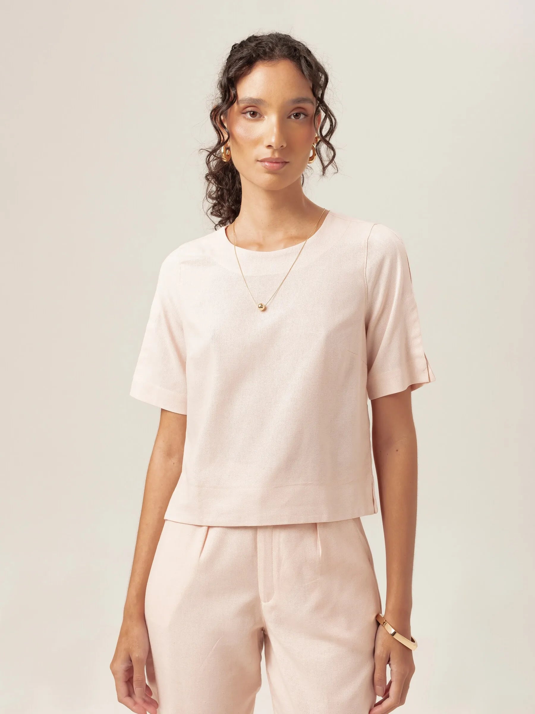 Blusa Tulipa de Linho e Viscose FSC™ Rosa Claro. Compre online moda sustentável e atemporal na Minimadeia, marca slow fashion de roupas femininas. Foto produto MAR26 05