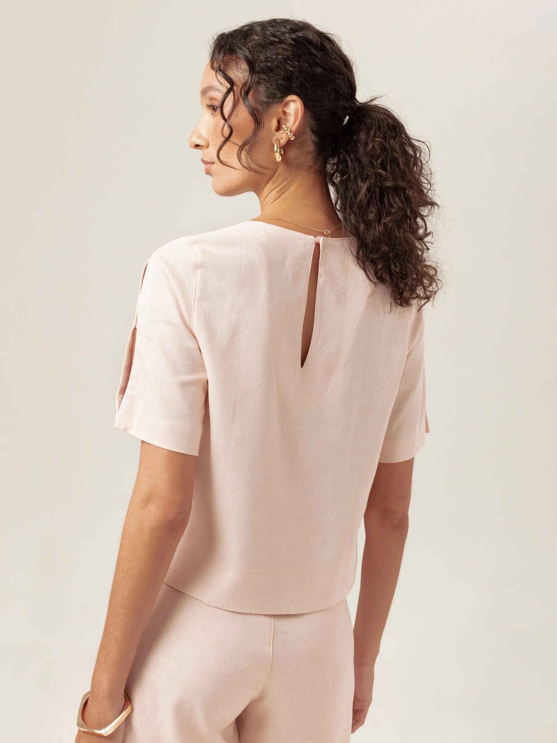 Blusa Tulipa de Linho e Viscose FSC™ Rosa Claro. Compre online moda sustentável e atemporal na Minimadeia, marca slow fashion de roupas femininas. Foto produto MAR26 06