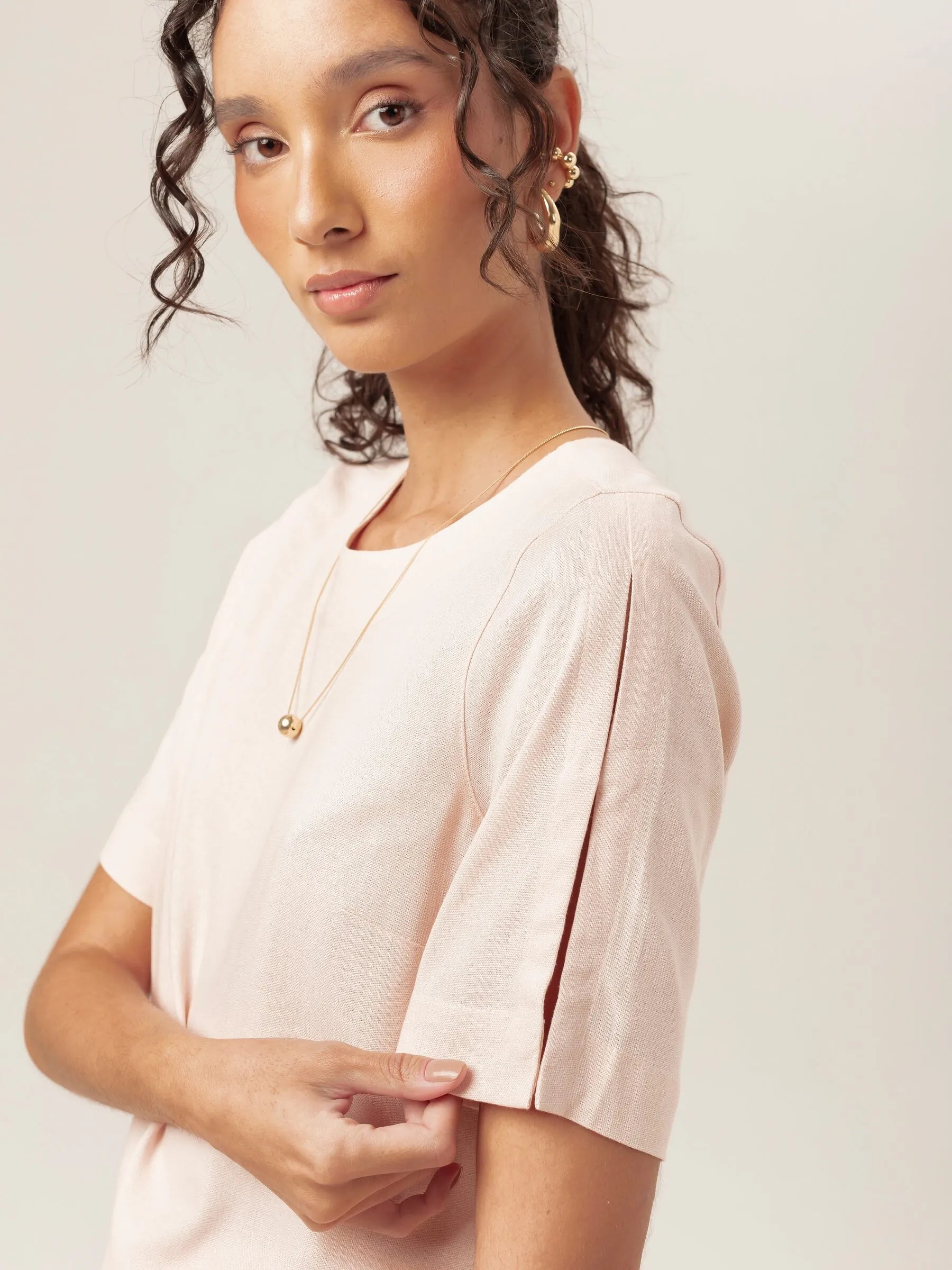 Blusa Tulipa de Linho e Viscose FSC™ Rosa Claro. Compre online moda sustentável e atemporal na Minimadeia, marca slow fashion de roupas femininas. Foto produto MAR26 07