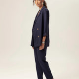 Blazer Alfaiataria Sândalo de Linho e Viscose FSC™ Azul Escuro. Compre online moda sustentável e atemporal na Minimadeia, marca slow fashion de roupas femininas. Foto produto MAR26 07