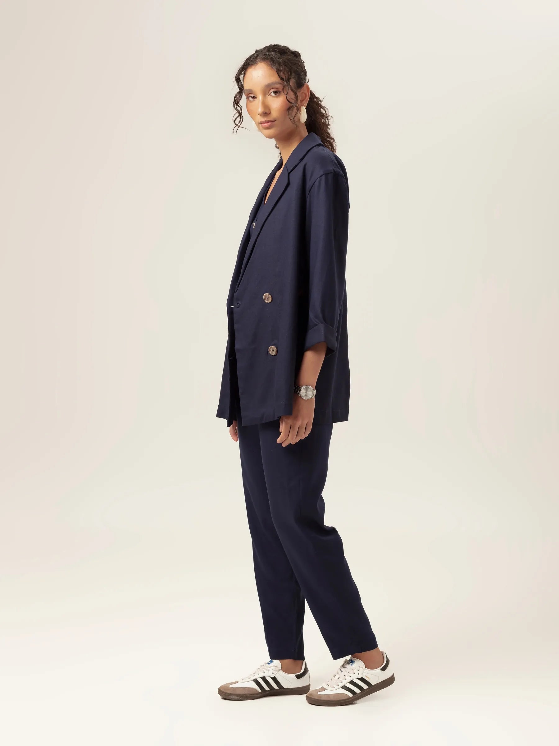 Blazer Alfaiataria Sândalo de Linho e Viscose FSC™ Azul Escuro. Compre online moda sustentável e atemporal na Minimadeia, marca slow fashion de roupas femininas. Foto produto MAR26 07