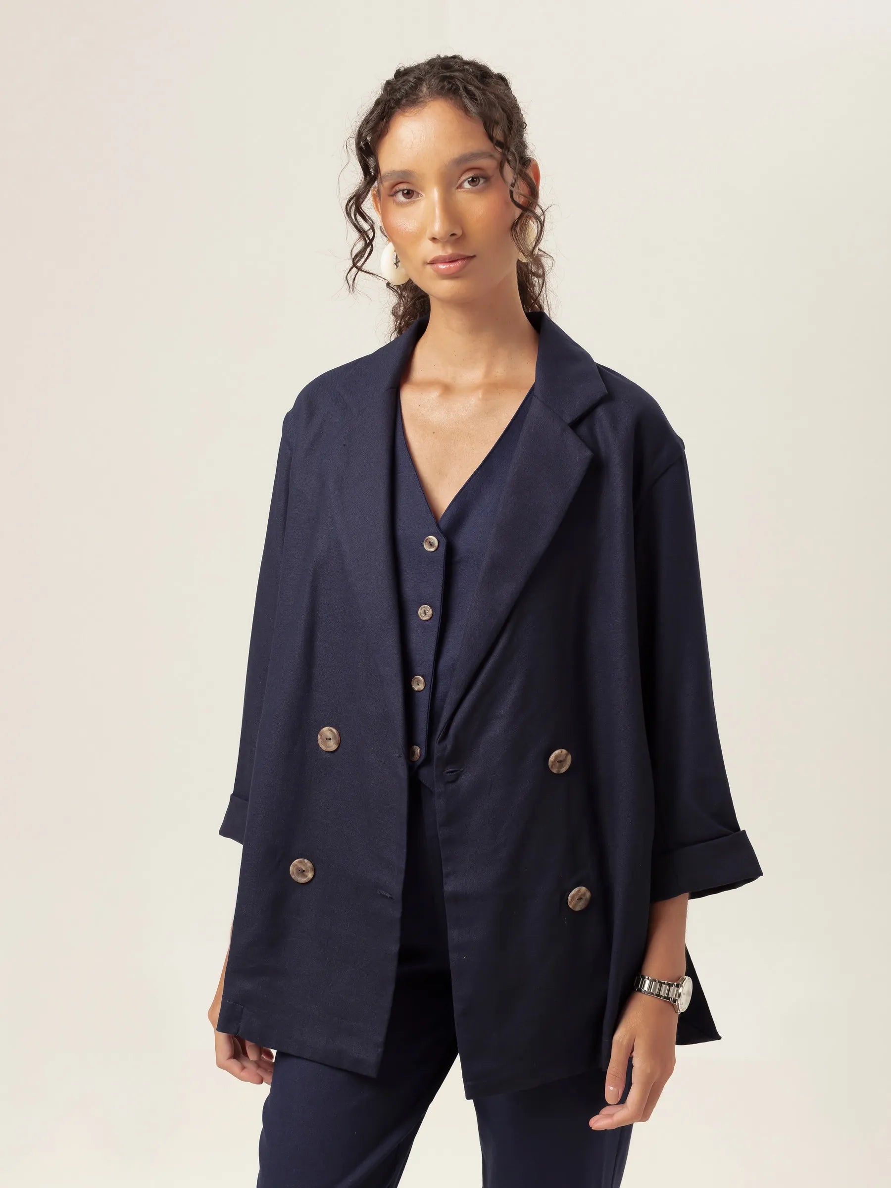 Blazer Alfaiataria Sândalo de Linho e Viscose FSC™ Azul Escuro. Compre online moda sustentável e atemporal na Minimadeia, marca slow fashion de roupas femininas. Foto produto MAR26 09