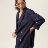 Blazer Alfaiataria Sândalo de Linho e Viscose FSC™ Azul Escuro. Compre online moda sustentável e atemporal na Minimadeia, marca slow fashion de roupas femininas. Foto produto MAR26 10