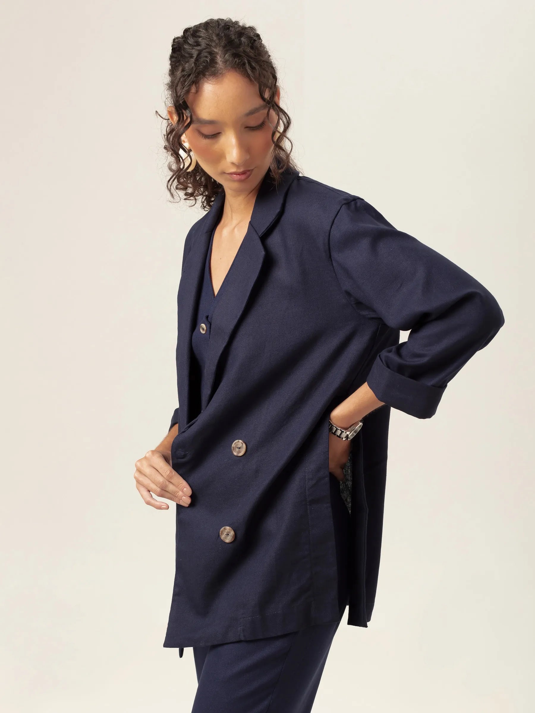 Blazer Alfaiataria Sândalo de Linho e Viscose FSC™ Azul Escuro. Compre online moda sustentável e atemporal na Minimadeia, marca slow fashion de roupas femininas. Foto produto MAR26 10