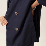 Blazer Alfaiataria Sândalo de Linho e Viscose FSC™ Azul Escuro. Compre online moda sustentável e atemporal na Minimadeia, marca slow fashion de roupas femininas. Foto produto MAR26 11