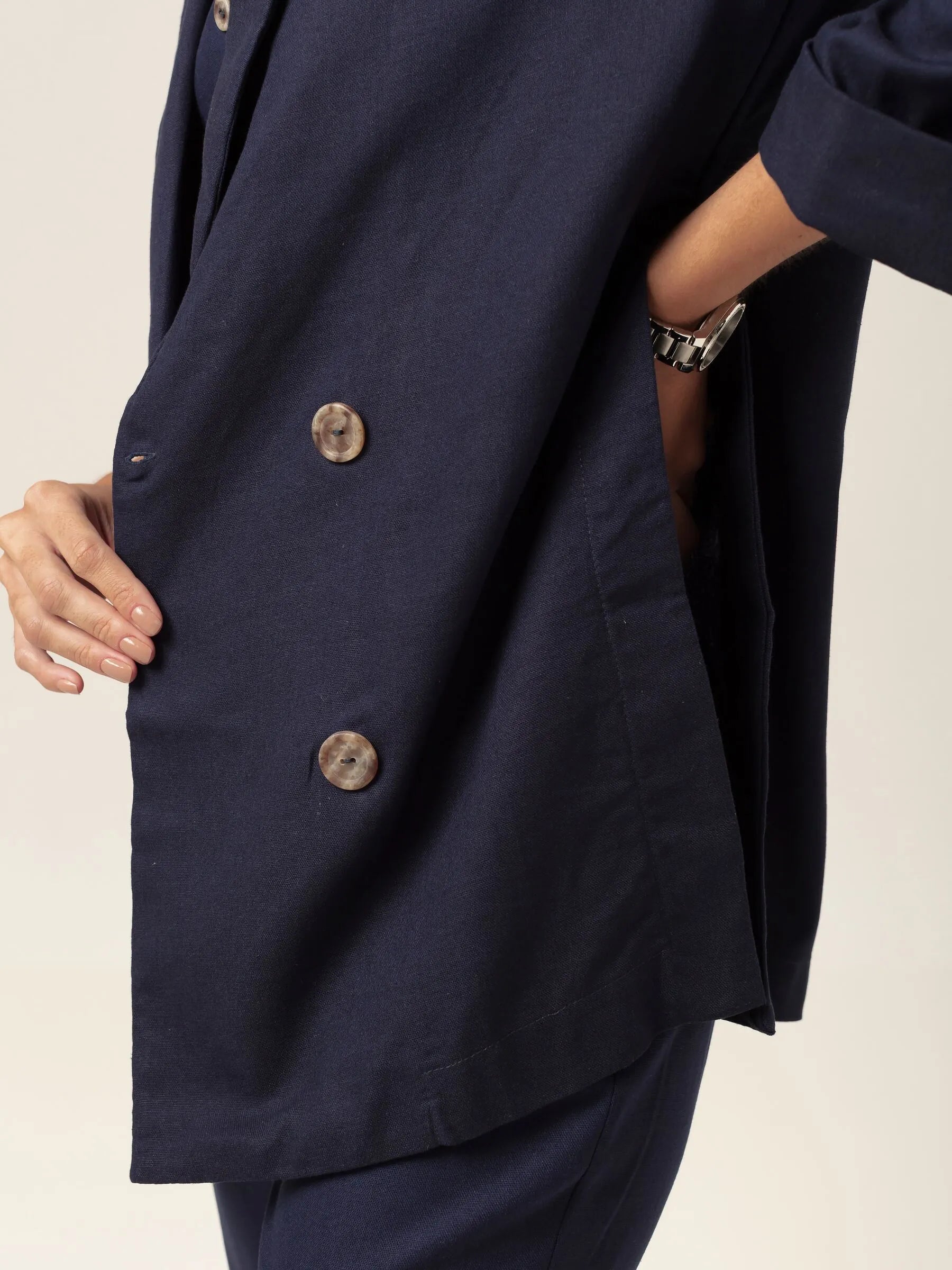 Blazer Alfaiataria Sândalo de Linho e Viscose FSC™ Azul Escuro. Compre online moda sustentável e atemporal na Minimadeia, marca slow fashion de roupas femininas. Foto produto MAR26 11