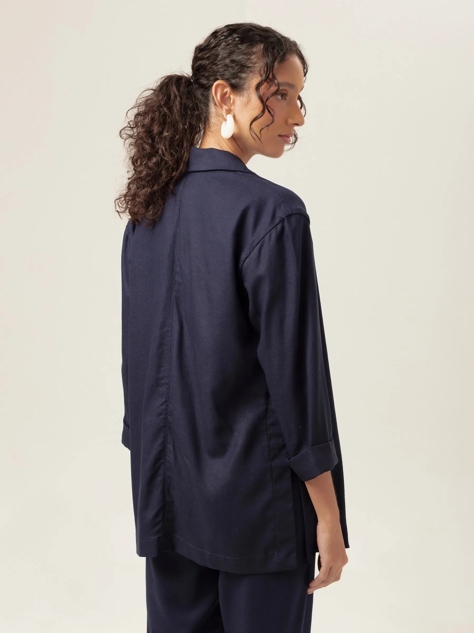 Blazer Alfaiataria Sândalo de Linho e Viscose FSC™ Azul Escuro. Compre online moda sustentável e atemporal na Minimadeia, marca slow fashion de roupas femininas. Foto produto MAR26 12