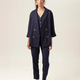 Blazer Alfaiataria Sândalo de Linho e Viscose FSC™ Azul Escuro. Compre online moda sustentável e atemporal na Minimadeia, marca slow fashion de roupas femininas. Foto produto MAR26 13