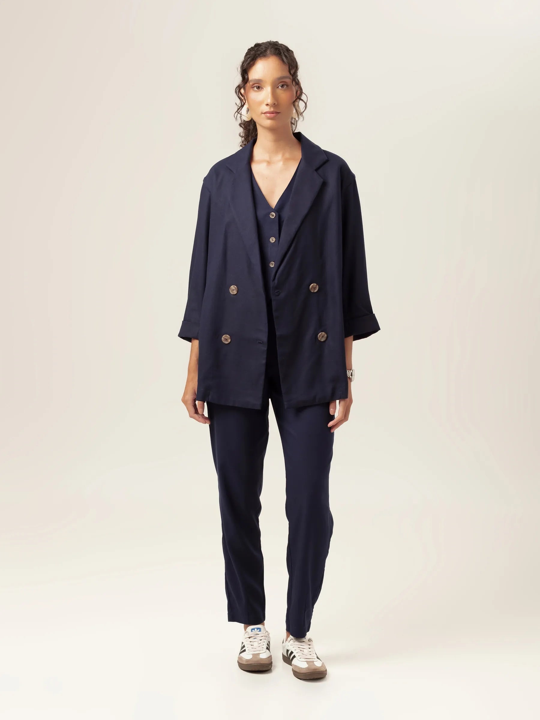 Blazer Alfaiataria Sândalo de Linho e Viscose FSC™ Azul Escuro. Compre online moda sustentável e atemporal na Minimadeia, marca slow fashion de roupas femininas. Foto produto MAR26 13