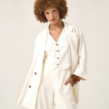 Blazer Alfaiataria Sândalo de Linho e Viscose FSC™ Branco Off White. Compre online moda sustentável e atemporal na Minimadeia, marca slow fashion de roupas femininas. Foto produto ABR25 04