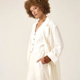 Blazer Alfaiataria Sândalo de Linho e Viscose FSC™ Branco Off White. Compre online moda sustentável e atemporal na Minimadeia, marca slow fashion de roupas femininas. Foto produto ABR25 05