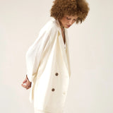 Blazer Alfaiataria Sândalo de Linho e Viscose FSC™ Branco Off White. Compre online moda sustentável e atemporal na Minimadeia, marca slow fashion de roupas femininas. Foto produto ABR25 06