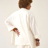 Blazer Alfaiataria Sândalo de Linho e Viscose FSC™ Branco Off White. Compre online moda sustentável e atemporal na Minimadeia, marca slow fashion de roupas femininas. Foto produto ABR25 07
