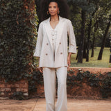 Blazer Alfaiataria Sândalo de Linho e Viscose FSC™ Bege Claro. Compre online moda sustentável e atemporal na Minimadeia, marca slow fashion de roupas femininas. Foto produto AGO25 01