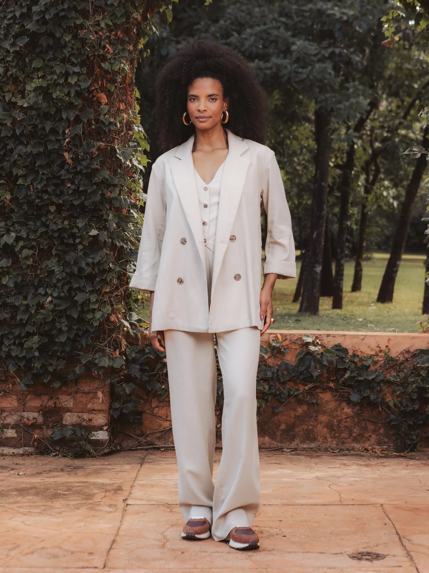 Blazer Alfaiataria Sândalo de Linho e Viscose FSC™ Bege Claro. Compre online moda sustentável e atemporal na Minimadeia, marca slow fashion de roupas femininas. Foto produto AGO25 01