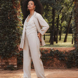 Blazer Alfaiataria Sândalo de Linho e Viscose FSC™ Bege Claro. Compre online moda sustentável e atemporal na Minimadeia, marca slow fashion de roupas femininas. Foto produto AGO25 03