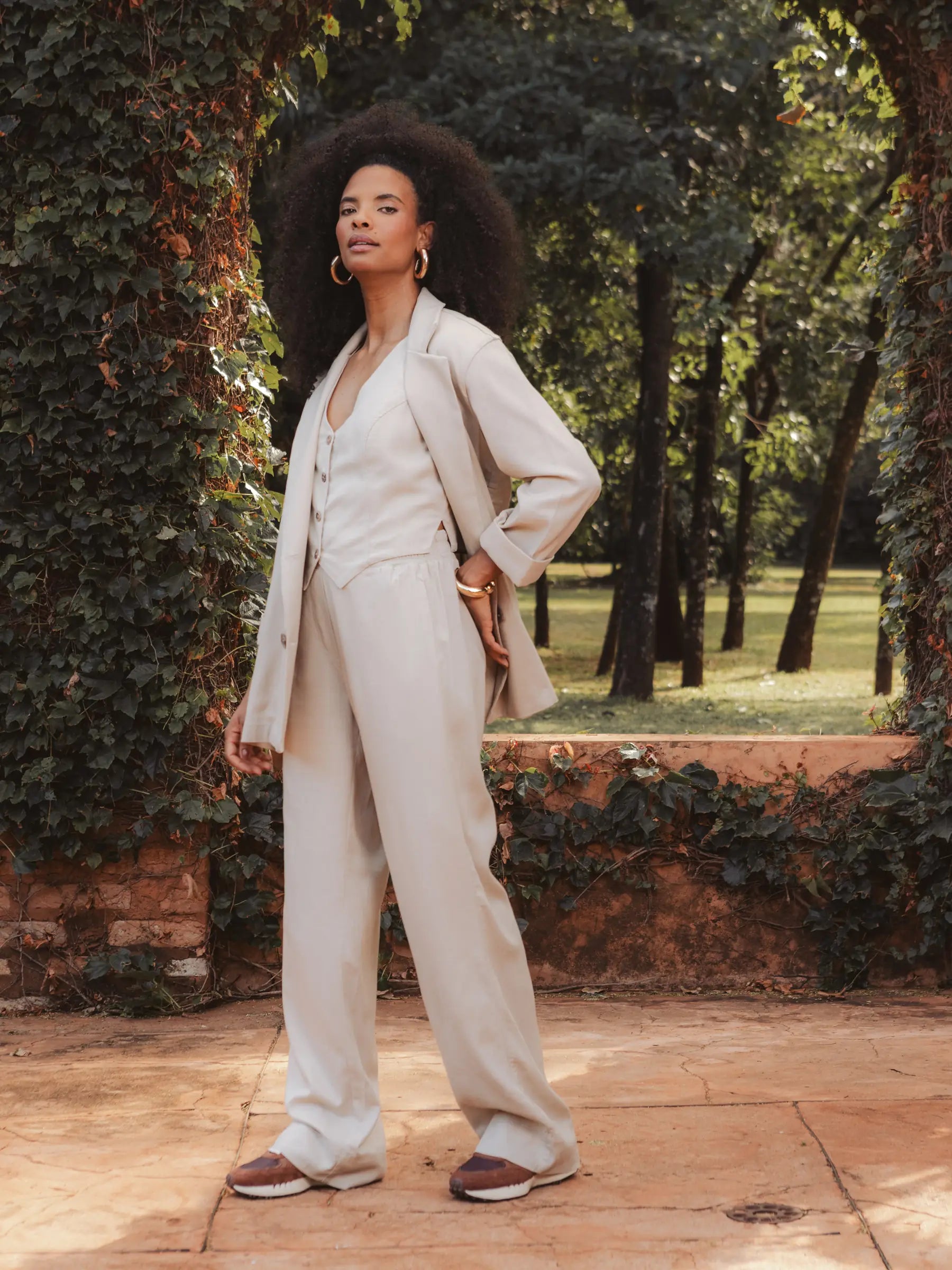 Blazer Alfaiataria Sândalo de Linho e Viscose FSC™ Bege Claro. Compre online moda sustentável e atemporal na Minimadeia, marca slow fashion de roupas femininas. Foto produto AGO25 03