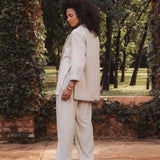 Blazer Alfaiataria Sândalo de Linho e Viscose FSC™ Bege Claro. Compre online moda sustentável e atemporal na Minimadeia, marca slow fashion de roupas femininas. Foto produto AGO25 04