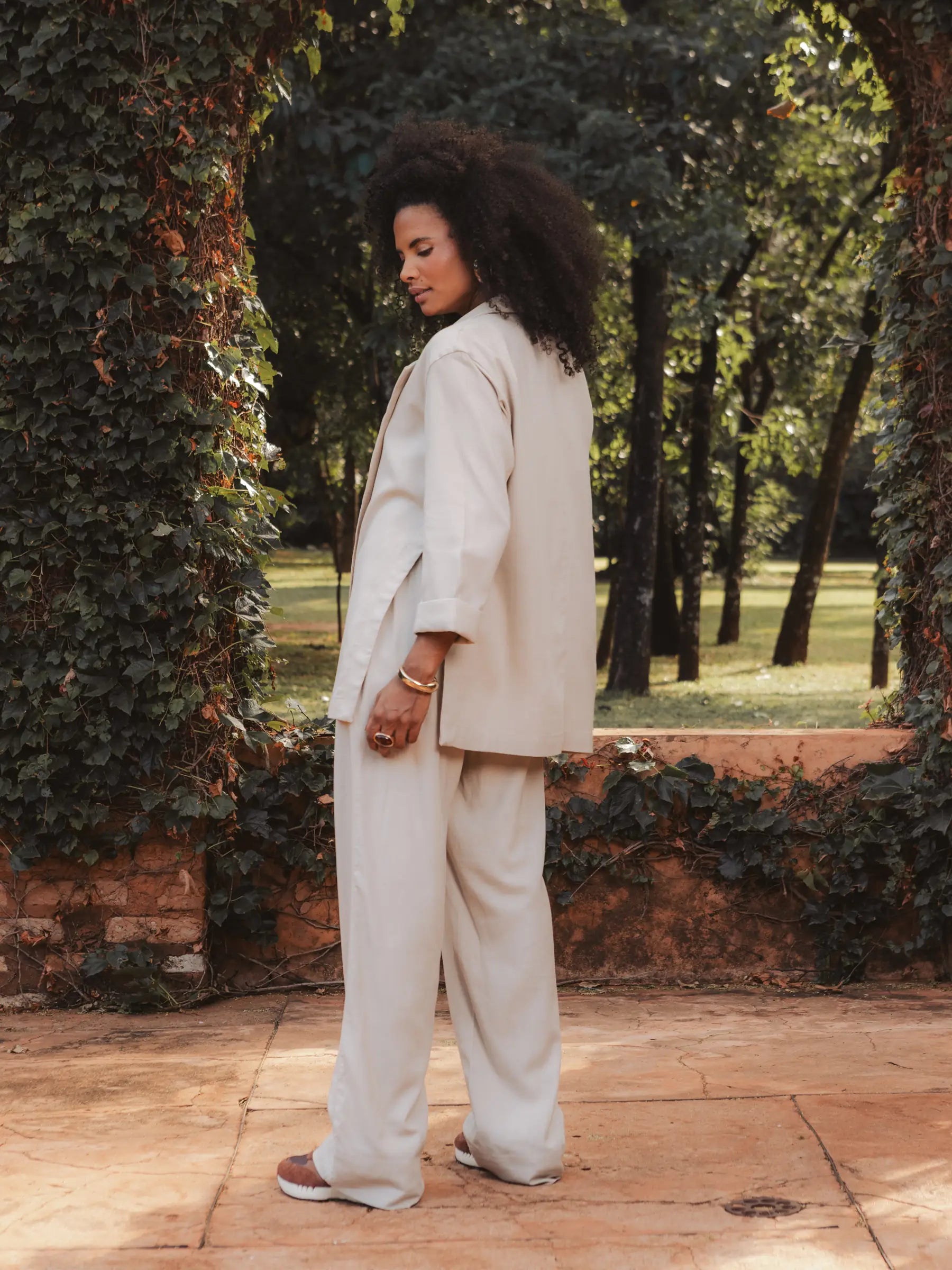 Blazer Alfaiataria Sândalo de Linho e Viscose FSC™ Bege Claro. Compre online moda sustentável e atemporal na Minimadeia, marca slow fashion de roupas femininas. Foto produto AGO25 04