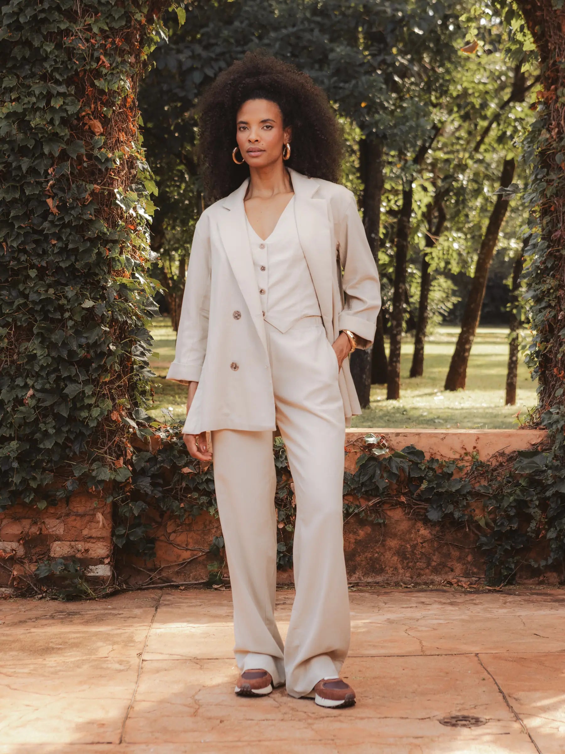Blazer Alfaiataria Sândalo de Linho e Viscose FSC™ Bege Claro. Compre online moda sustentável e atemporal na Minimadeia, marca slow fashion de roupas femininas. Foto produto AGO25 05