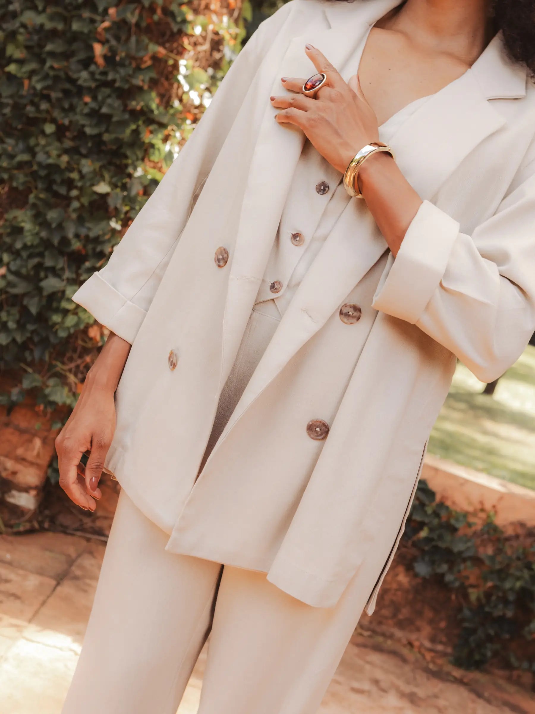 Blazer Alfaiataria Sândalo de Linho e Viscose FSC™ Bege Claro. Compre online moda sustentável e atemporal na Minimadeia, marca slow fashion de roupas femininas. Foto produto AGO25 06