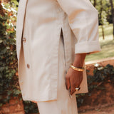 Blazer Alfaiataria Sândalo de Linho e Viscose FSC™ Bege Claro. Compre online moda sustentável e atemporal na Minimadeia, marca slow fashion de roupas femininas. Foto produto AGO25 07