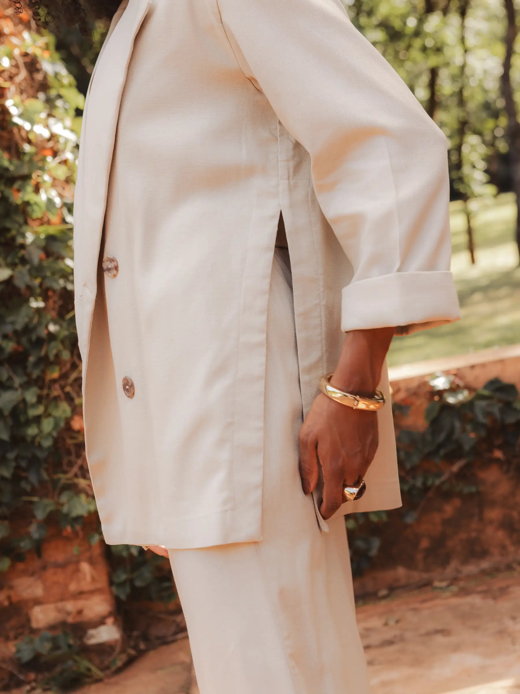 Blazer Alfaiataria Sândalo de Linho e Viscose FSC™ Bege Claro. Compre online moda sustentável e atemporal na Minimadeia, marca slow fashion de roupas femininas. Foto produto AGO25 07