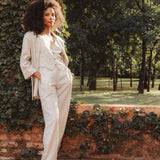 Blazer Alfaiataria Sândalo de Linho e Viscose FSC™ Bege Claro. Compre online moda sustentável e atemporal na Minimadeia, marca slow fashion de roupas femininas. Foto produto AGO25 08