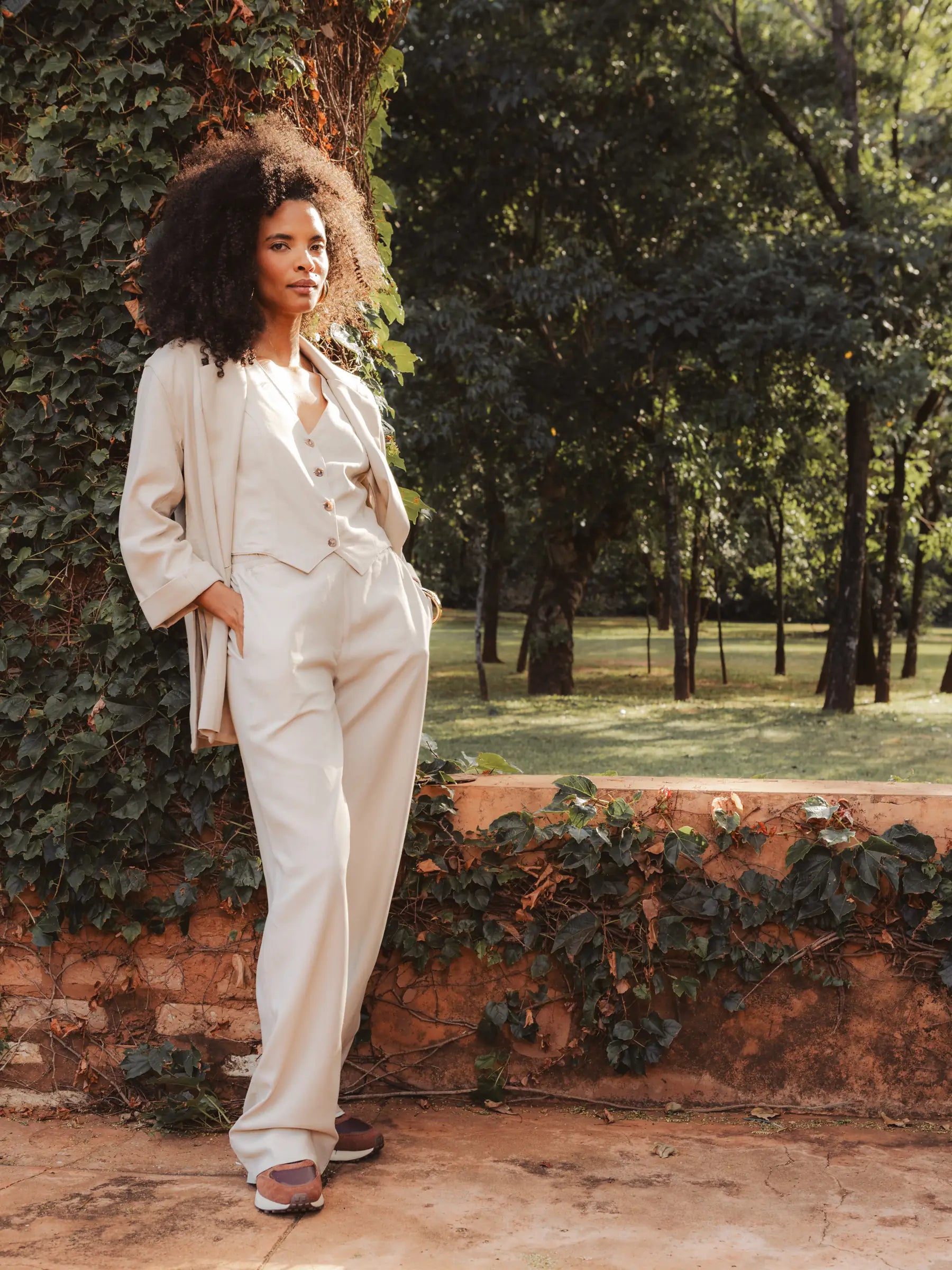 Blazer Alfaiataria Sândalo de Linho e Viscose FSC™ Bege Claro. Compre online moda sustentável e atemporal na Minimadeia, marca slow fashion de roupas femininas. Foto produto AGO25 08