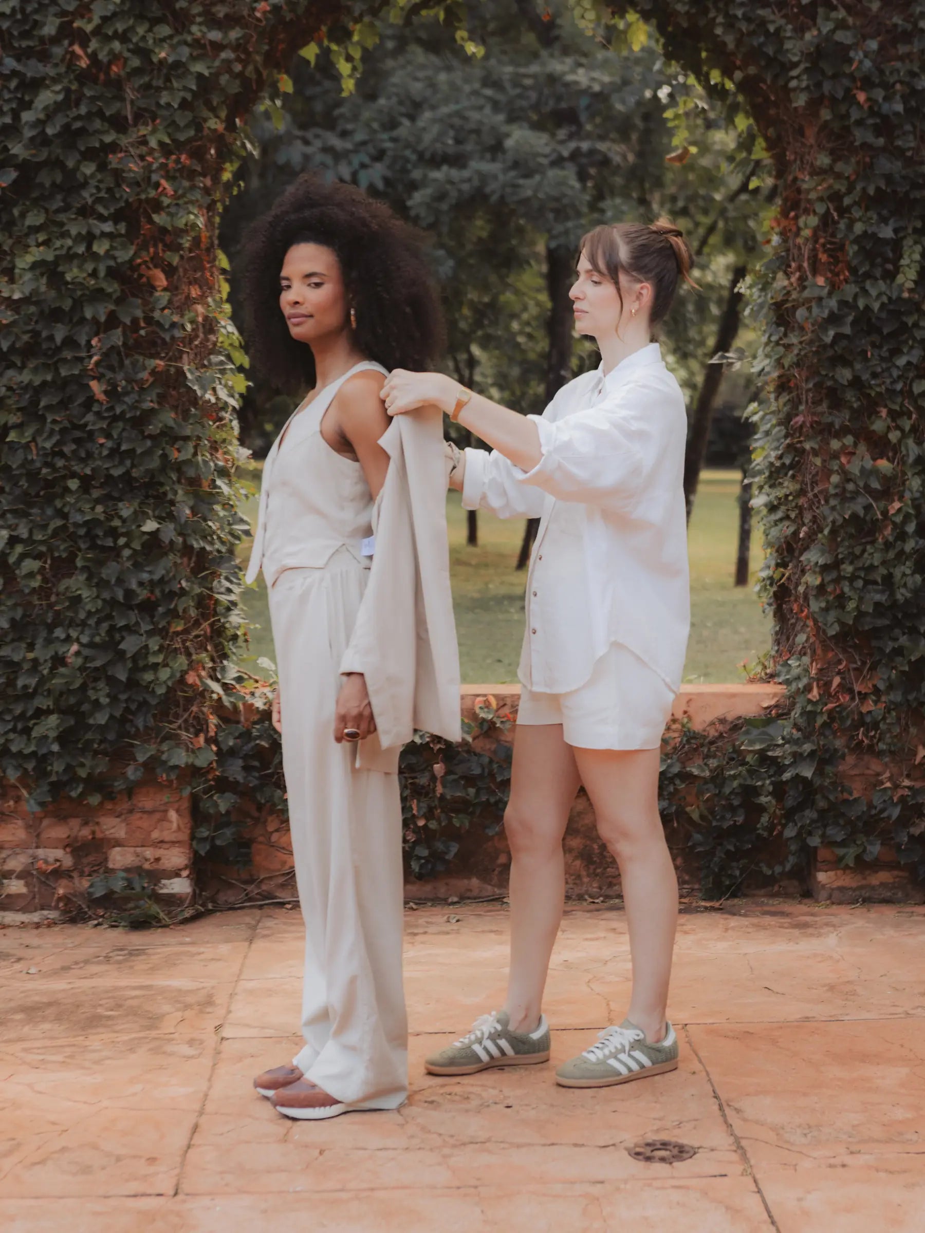 Blazer Alfaiataria Sândalo de Linho e Viscose FSC™ Bege Claro. Compre online moda sustentável e atemporal na Minimadeia, marca slow fashion de roupas femininas. Foto produto AGO25 10