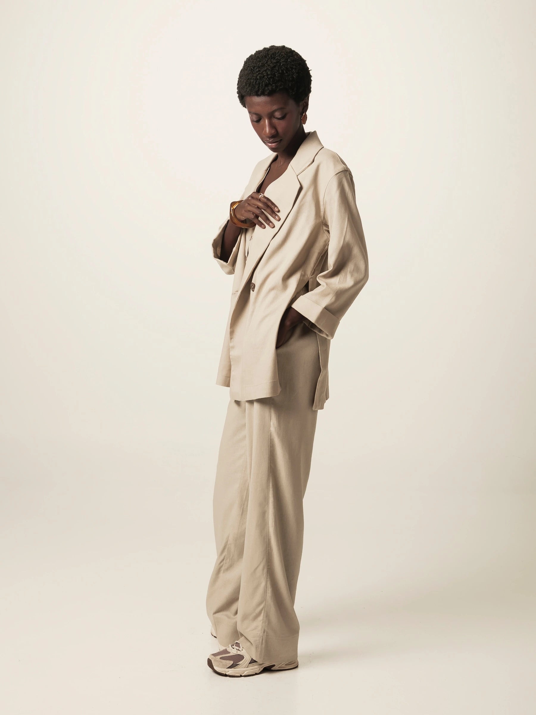 Blazer Alfaiataria Sândalo de Linho e Viscose FSC™ Bege Claro. Compre online moda sustentável e atemporal na Minimadeia, marca slow fashion de roupas femininas. Foto produto JUN26 06