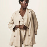 Blazer Alfaiataria Sândalo de Linho e Viscose FSC™ Bege Claro. Compre online moda sustentável e atemporal na Minimadeia, marca slow fashion de roupas femininas. Foto produto JUN26 07