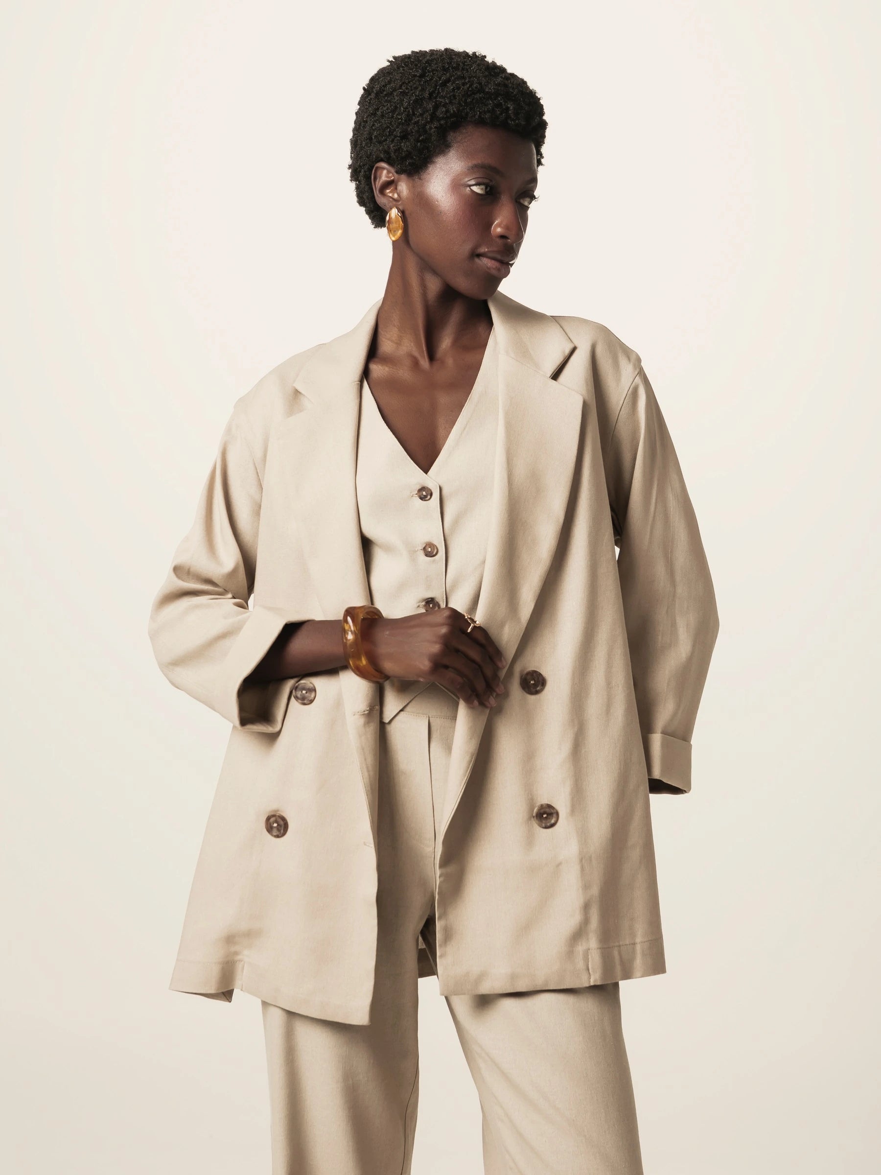 Blazer Alfaiataria Sândalo de Linho e Viscose FSC™ Bege Claro. Compre online moda sustentável e atemporal na Minimadeia, marca slow fashion de roupas femininas. Foto produto JUN26 07