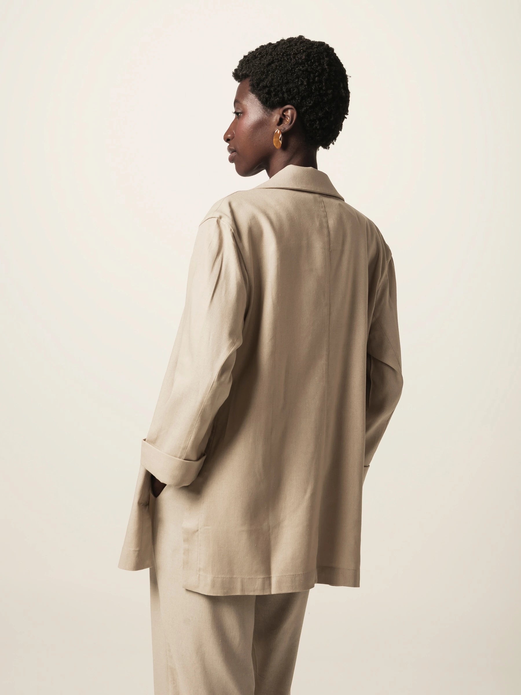 Blazer Alfaiataria Sândalo de Linho e Viscose FSC™ Bege Claro. Compre online moda sustentável e atemporal na Minimadeia, marca slow fashion de roupas femininas. Foto produto JUN26 08