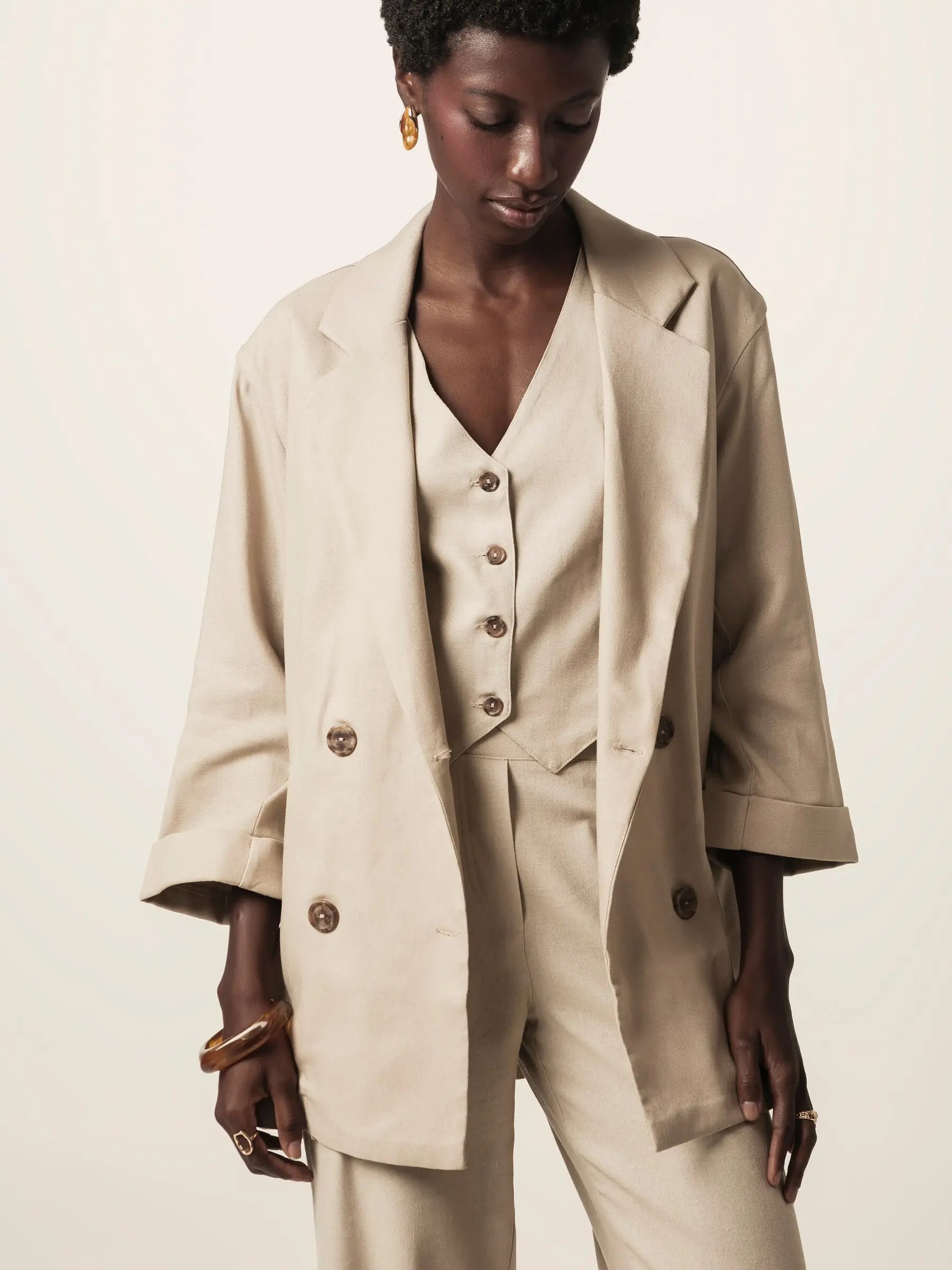 Blazer Alfaiataria Sândalo de Linho e Viscose FSC™ Bege Claro. Compre online moda sustentável e atemporal na Minimadeia, marca slow fashion de roupas femininas. Foto produto JUN26 09