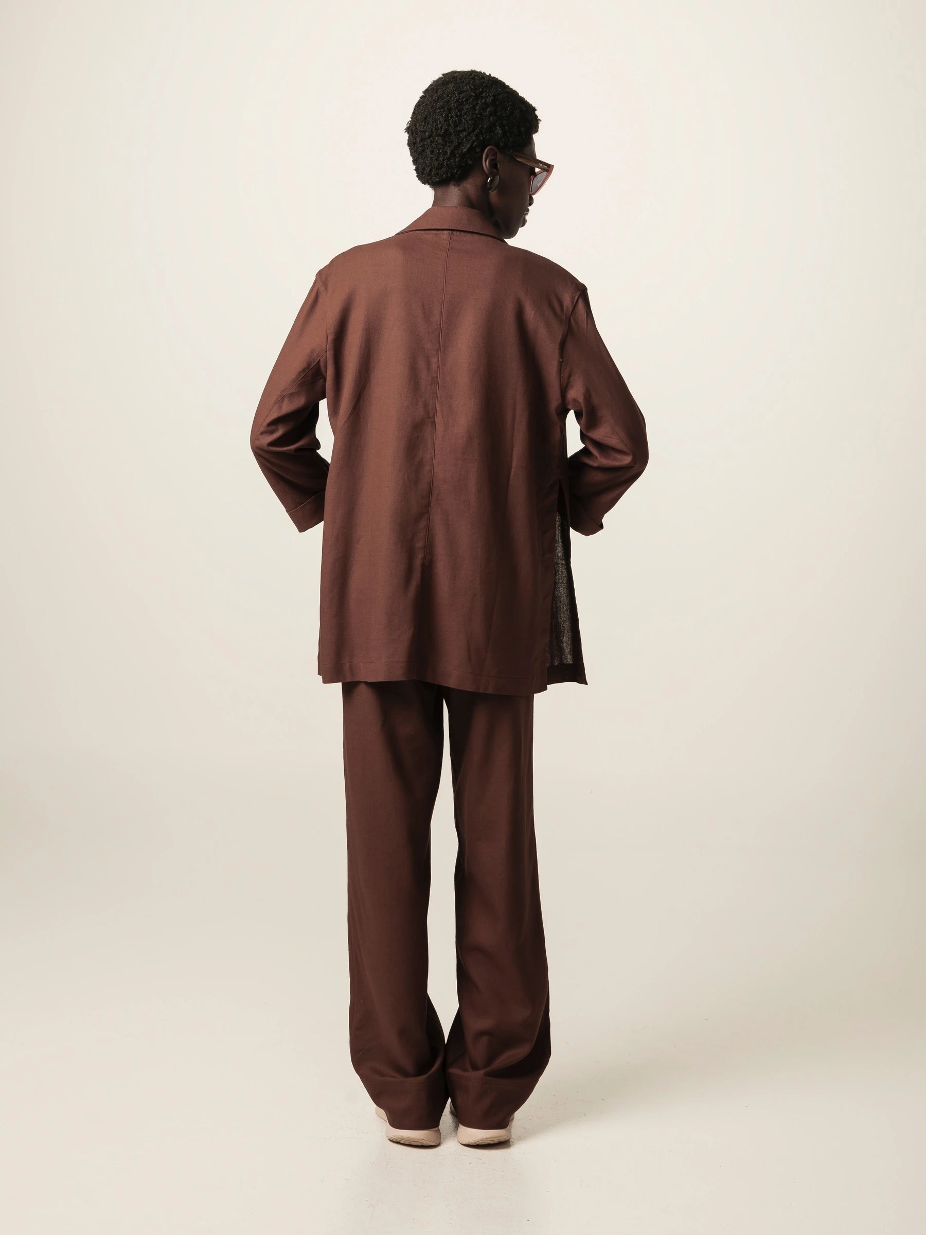 Blazer Alfaiataria Sândalo de Linho e Viscose FSC™ Marrom Escuro. Compre online moda sustentável e atemporal na Minimadeia, marca slow fashion de roupas femininas. Foto produto JUN26 03
