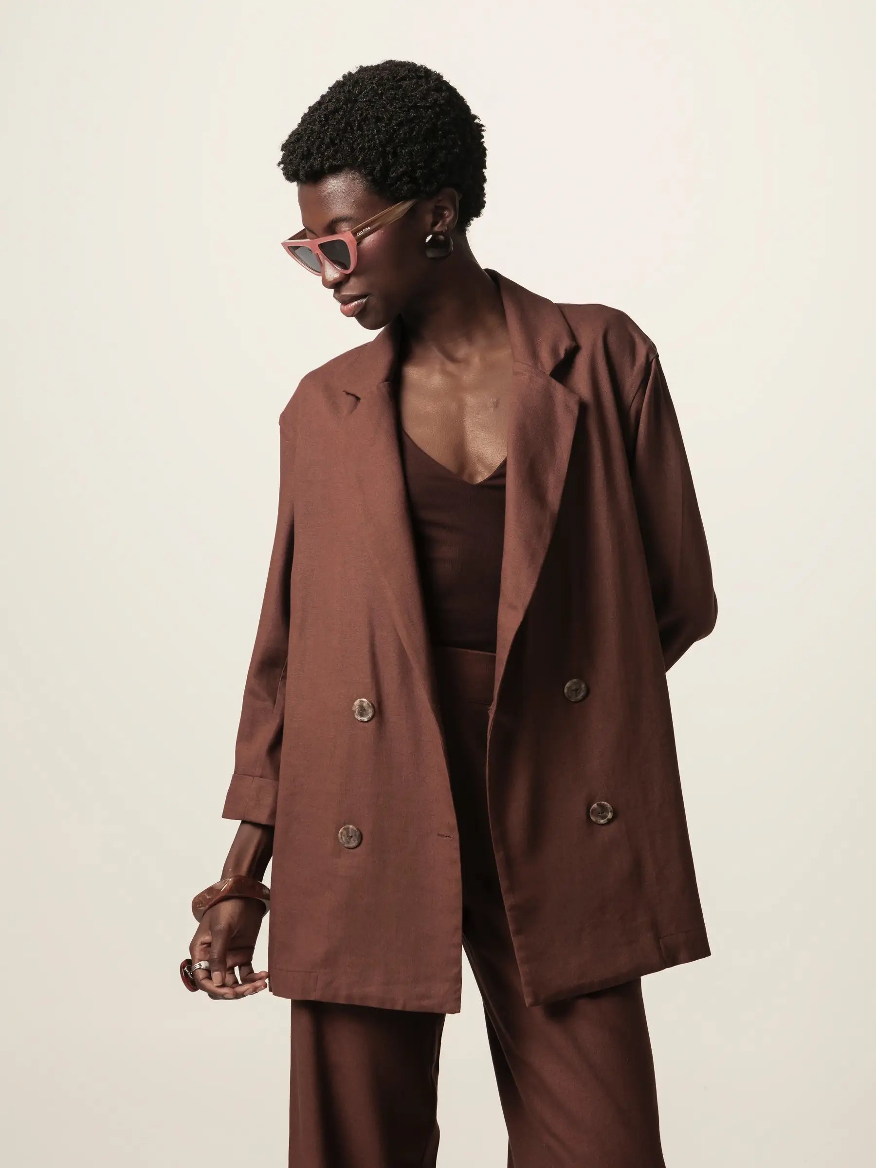 Blazer Alfaiataria Sândalo de Linho e Viscose FSC™ Marrom Escuro. Compre online moda sustentável e atemporal na Minimadeia, marca slow fashion de roupas femininas. Foto produto JUN26 04