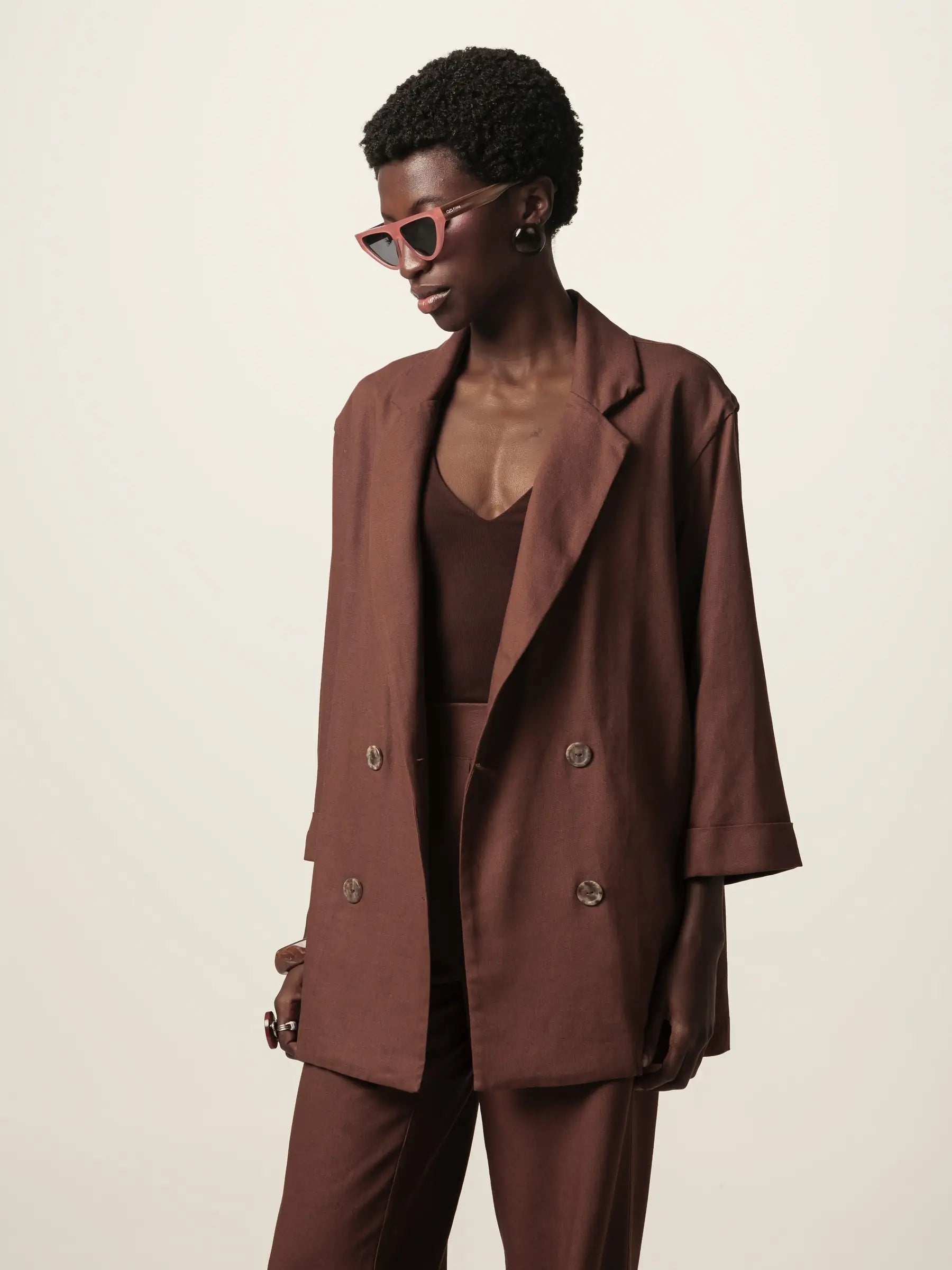 Blazer Alfaiataria Sândalo de Linho e Viscose FSC™ Marrom Escuro. Compre online moda sustentável e atemporal na Minimadeia, marca slow fashion de roupas femininas. Foto produto JUN26 05